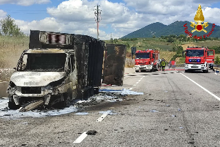 Cerreto d’Esi – Autocarro a fuoco domato con liquido schiumogeno dai vigili del fuoco